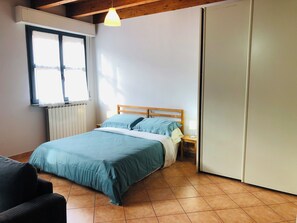 1 bedroom, iron/ironing board, free WiFi, bed sheets - LINGUA ITALIANO (Rho)