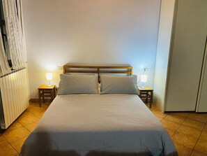 1 slaapkamer, een strijkplank/strijkijzer, gratis wifi, beddengoed