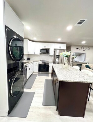 Microwave, oven, stovetop, dishwasher - Furnished 3-bedroom house near downtown Dallas (Dallas)