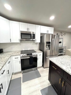 Microwave, oven, stovetop, dishwasher - Furnished 3-bedroom house near downtown Dallas (Dallas)