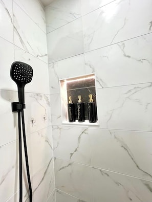 Hair dryer, towels, soap, toilet paper - Furnished 3-bedroom house near downtown Dallas (Dallas)