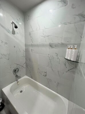 Sèche-cheveux, serviettes fournies, savon, papier toilette