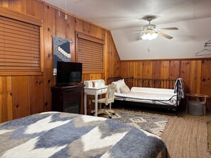 3 bedrooms, desk, travel cot, free WiFi - Fantastic Family Getaway cabin in Shaver Lake perfect for making family memories (Shaver Lake)