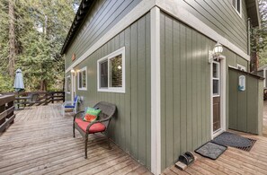 Terrace/patio - Fantastic Family Getaway cabin in Shaver Lake perfect for making family memories (Shaver Lake)