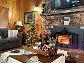 Smart TV, fireplace, video library - Fantastic Family Getaway cabin in Shaver Lake perfect for making family memories (Shaver Lake)