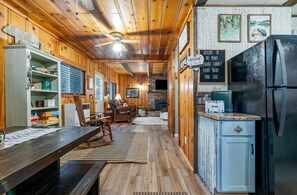Interior - Fantastic Family Getaway cabin in Shaver Lake perfect for making family memories (Shaver Lake)