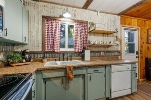 Private kitchen - Fantastic Family Getaway cabin in Shaver Lake perfect for making family memories (Shaver Lake)