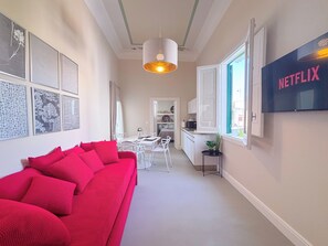 Smart-TV, Kamin, Bücher