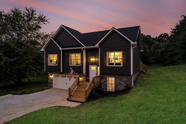 Exterior - Spacious 3BR • Game Room • Near ETSU • Sleeps 7 (Jonesborough)