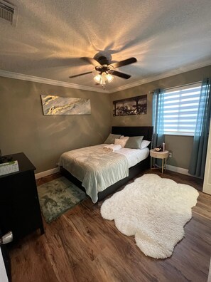 3 habitaciones, tabla de planchar con plancha, wifi y ropa de cama