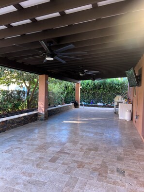 Terrace/patio - 3/3 house superb Miami Gardens with Stunning backyard  vibes to relax. (Miami Gardens)