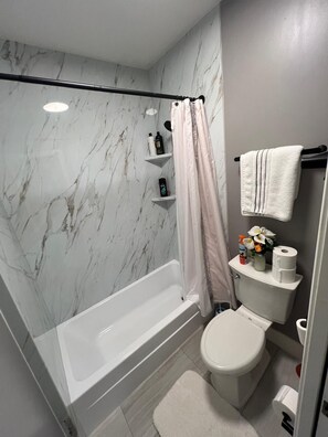 Shower, hair dryer, towels, soap - 3/3 house superb Miami Gardens with Stunning backyard  vibes to relax. (Miami Gardens)