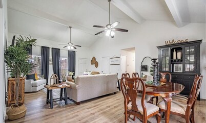 3BR Peach Ranch Stay - Work Desk - Pet Friendly!