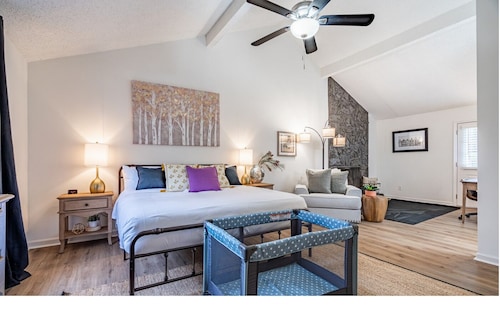 3BR Peach Ranch Stay - Work Desk - Pet Friendly!