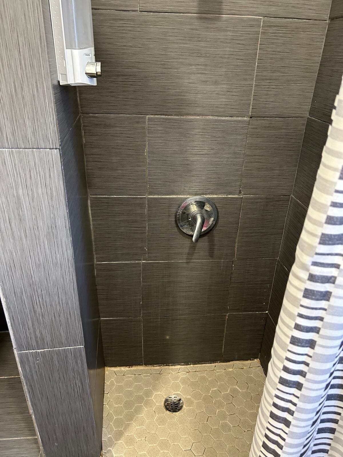 Toalhas de banho, papel higiênico