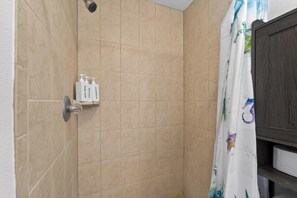 Shower, hair dryer, towels, soap - Sun-Filled Escape with Large Private Hot Tub (St. Petersburg)