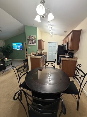 Dining - 2-bedroom condo - peaceful wooded patio, close to beach, shopping & restaurants (Wilmington)