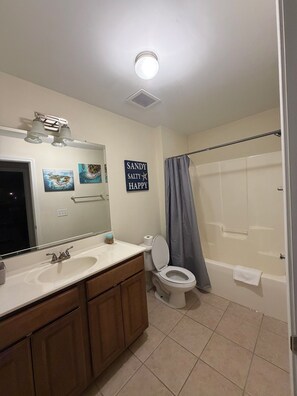 Bathroom - 2-bedroom condo - peaceful wooded patio, close to beach, shopping & restaurants (Wilmington)