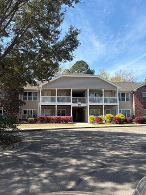 Exterior - 2-bedroom condo - peaceful wooded patio, close to beach, shopping & restaurants (Wilmington)