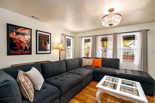 Vintage Vine Retreat w/ Private Studio ~walk Dtwn!