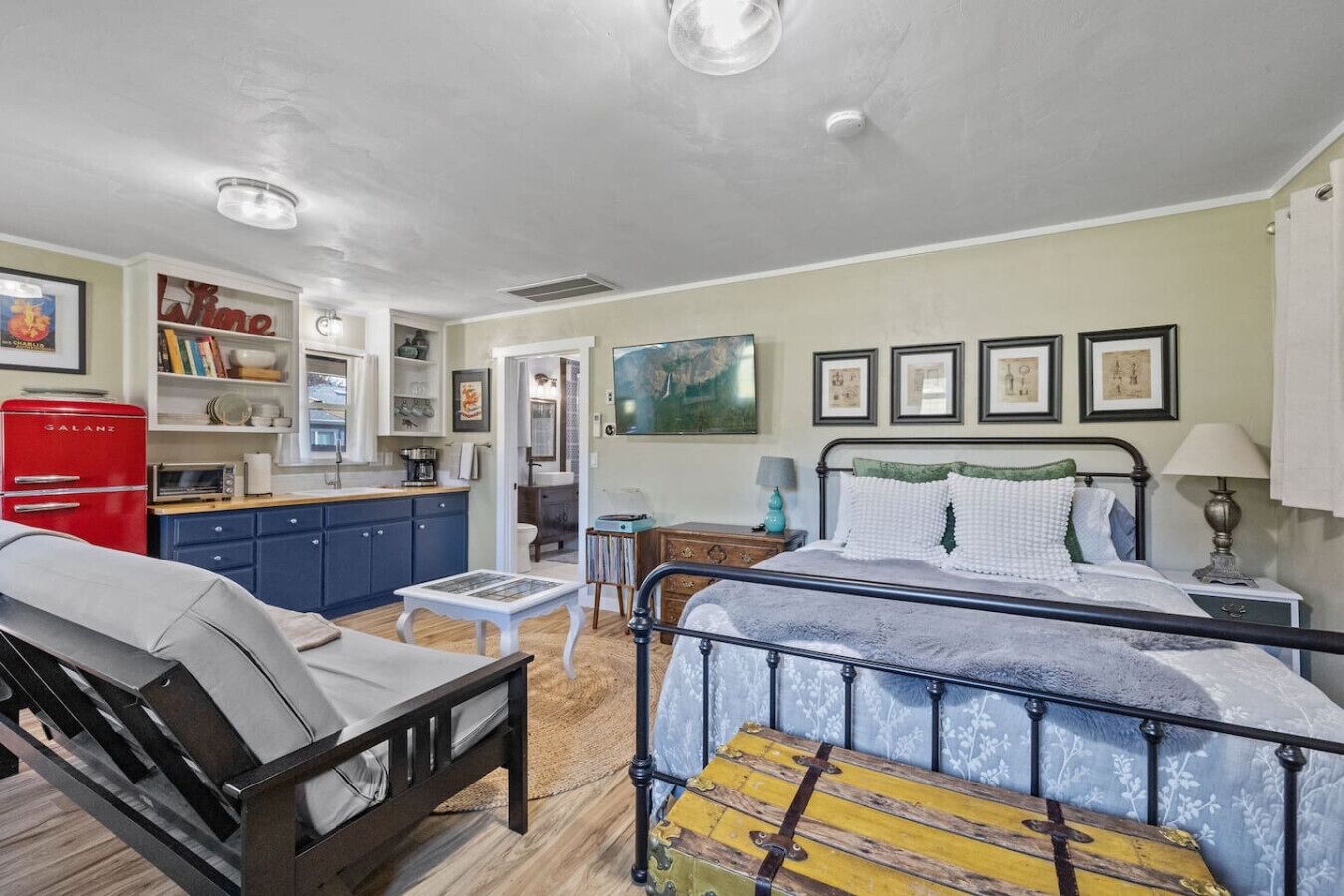 4 bedrooms, desk, WiFi, bed sheets