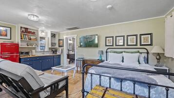 4 bedrooms, desk, WiFi, bed sheets