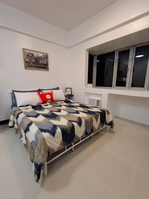 Iron/ironing board, bed sheets, wheelchair access - Stylish Studio at Morgan Suites Residences (Taguig City)