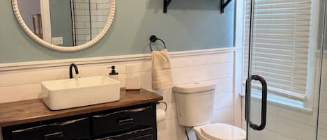Douche, séchoir à cheveux, serviettes fournies, papier de toilette