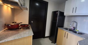 Frigorífico, microondas, placa de cocina y cafetera o tetera