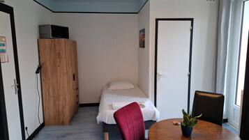 1 Schlafzimmer, Schreibtisch, Bügeleisen/Bügelbrett, Reisekinderbett