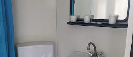 Douche, sĂšche-cheveux, serviettes fournies, savon