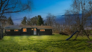 A house with a sloped roof, a front door, and a small porch. - 4 Star Holiday Home in Ronde (Ronde)