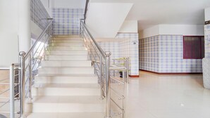 Eine Treppe mit Metallgeländern und Wandverkleidungen.