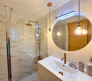Shower, hair dryer, towels, soap - Unique by iulia (Oropesa del Mar)