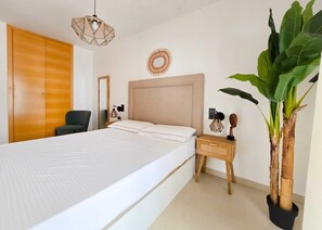 2 bedrooms, iron/ironing board, WiFi, bed sheets - Unique by iulia (Oropesa del Mar)