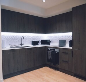 Microwave, oven, stovetop, dishwasher - Luxury 2 Bedroom Apartment in Jewellery Quarter - Garden Rooftop (Birmingham)