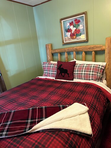 Cozy cabin in the woods with internet, hot tub,fire pit, grille, gas stove