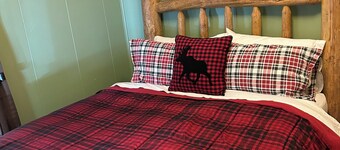 Cozy cabin in the woods with internet, hot tub,fire pit, grille, gas stove