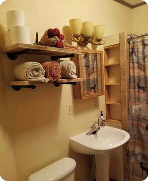 ヘアドライヤー、タオル、石鹸、トイレットペーパー