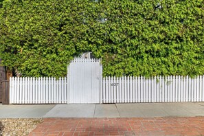 Property grounds - Venice Beach Escape 3BR Steps to Boardwalk,Abbott Kinney & Canals Patios+Parking (Los Angeles)