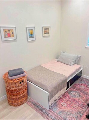 3 bedrooms, iron/ironing board, WiFi, bed sheets - Venice Beach Escape 3BR Steps to Boardwalk,Abbott Kinney & Canals Patios+Parking (Los Angeles)