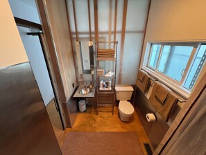 Hair dryer, towels, soap, toilet paper - World Cup HQ: Dan Rockhill-Designed Luxury Apt, Lawrence's Coolest Neighborhood (Lawrence)