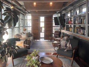 Lobby - World Cup HQ: Dan Rockhill-Designed Luxury Apt, Lawrence's Coolest Neighborhood (Lawrence)