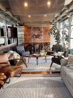 TV - World Cup HQ: Dan Rockhill-Designed Luxury Apt, Lawrence's Coolest Neighborhood (Lawrence)