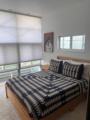 2 bedrooms, desk, free WiFi, bed sheets - World Cup HQ: Dan Rockhill-Designed Luxury Apt, Lawrence's Coolest Neighborhood (Lawrence)