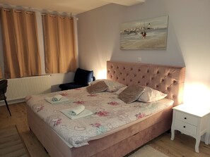 1 bedroom, desk, iron/ironing board, travel cot - ROSE cozy 1-bedroom studio in Zagreb with AC , fitness room, hottube and sauna (Zagreb)