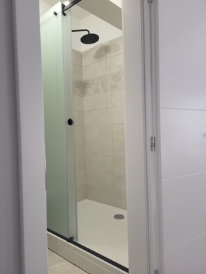 Hair dryer, towels, soap, shampoo - ROSE cozy 1-bedroom studio in Zagreb with AC , fitness room, hottube and sauna (Zagreb)