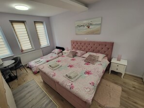 1 bedroom, desk, iron/ironing board, travel cot - ROSE cozy 1-bedroom studio in Zagreb with AC , fitness room, hottube and sauna (Zagreb)