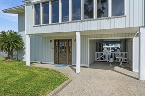 Exterior - Luau Retreat ~ Luxurious Canal Front Home in Key Allegro! (Rockport)