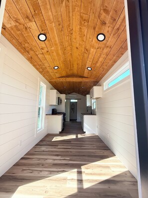 Interior - Enjoyable 2-bedroom campground with AC in charming Cameron (Cameron)